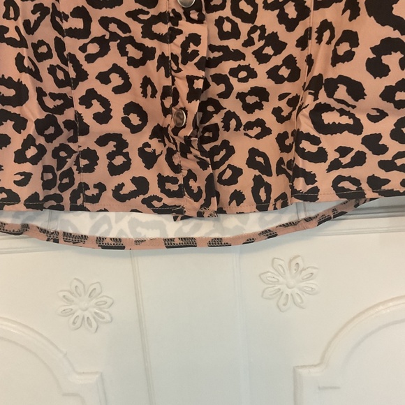 New XL. Women’s Leopard  button up shirt with long sleeves and two front pockets - Picture 7 of 12